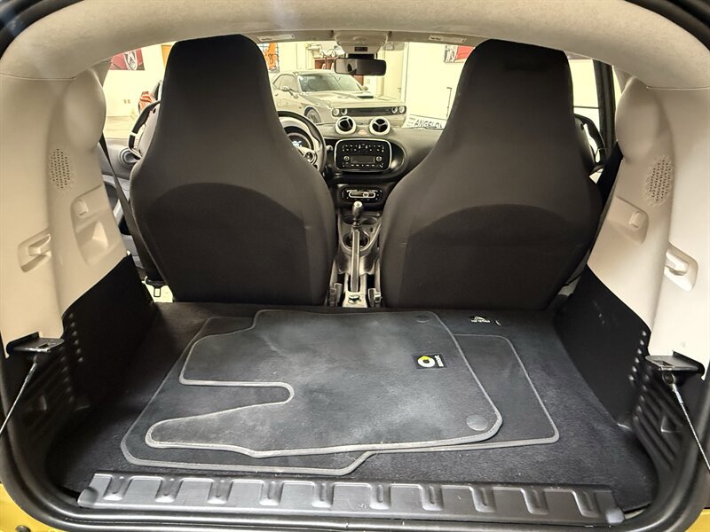 Used 2016 smart fortwo pure RWD image 26