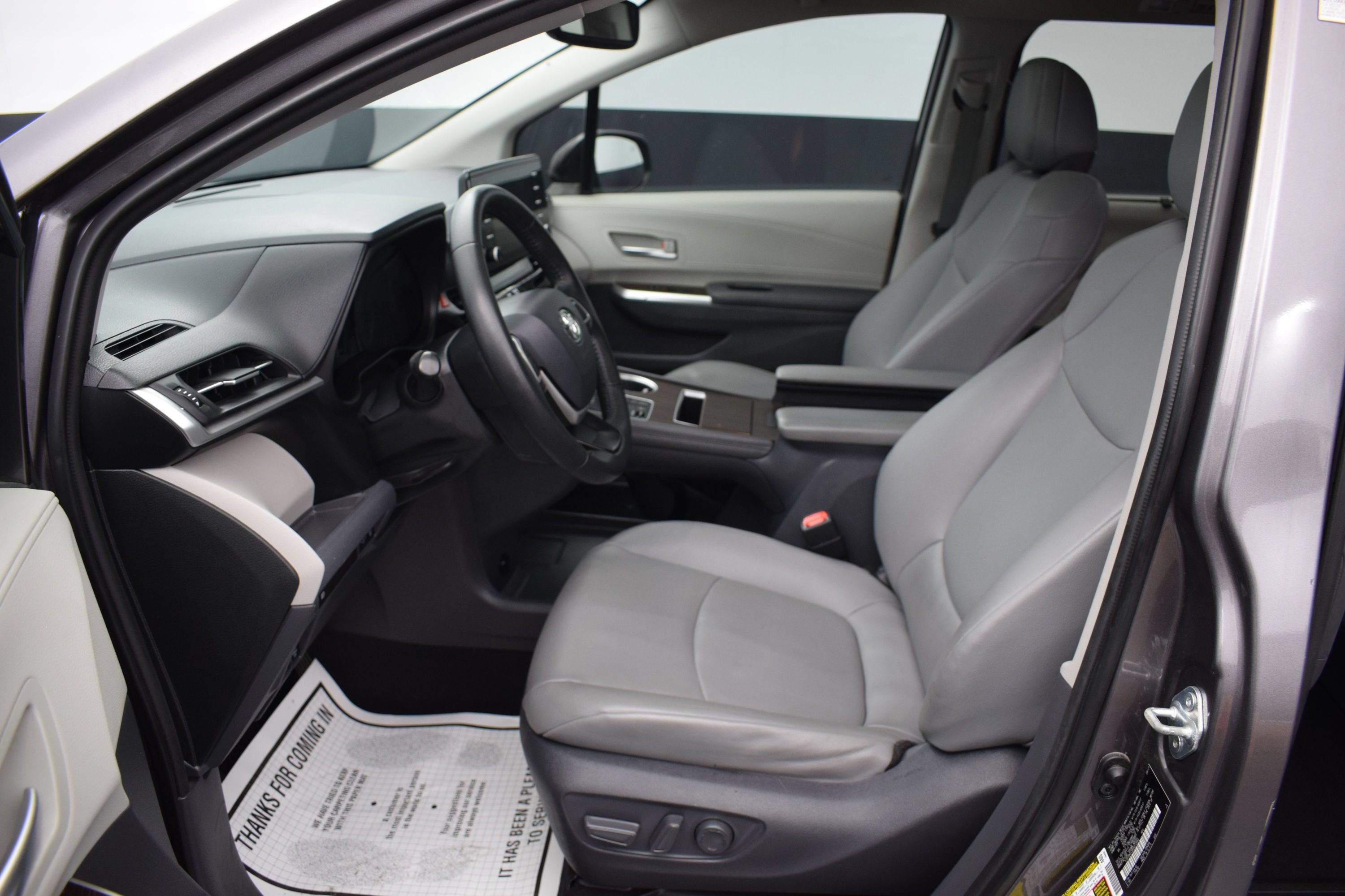 Used 2021 Toyota Sienna XLE FWD image 16