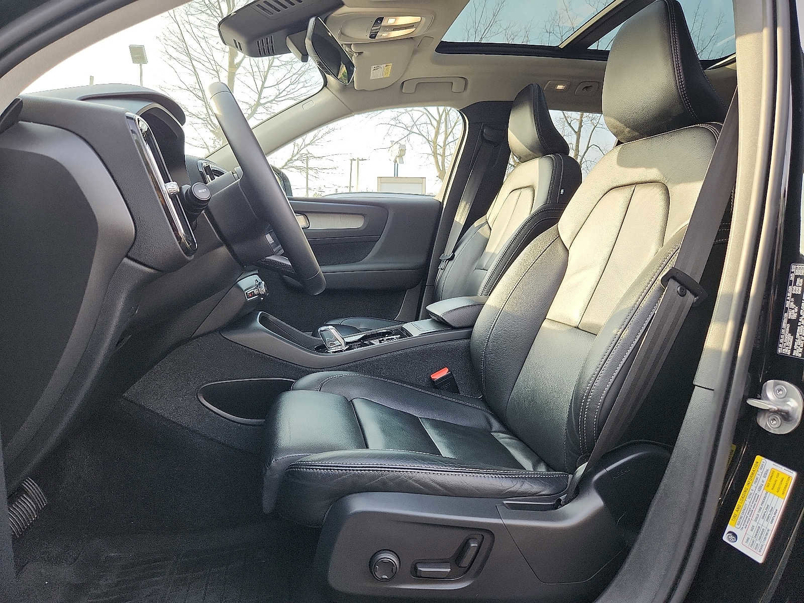 Certified 2023 Volvo XC40 B5 Plus w/ Driver Assist Package image 13
