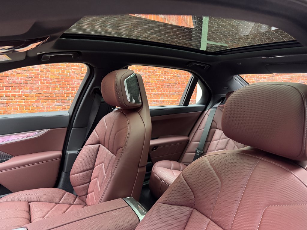 New 2026 BMW 750e xDrive AWD/4WD image 3