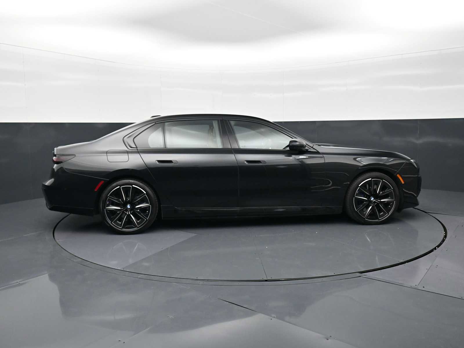 Used 2025 BMW 750e xDrive image 4