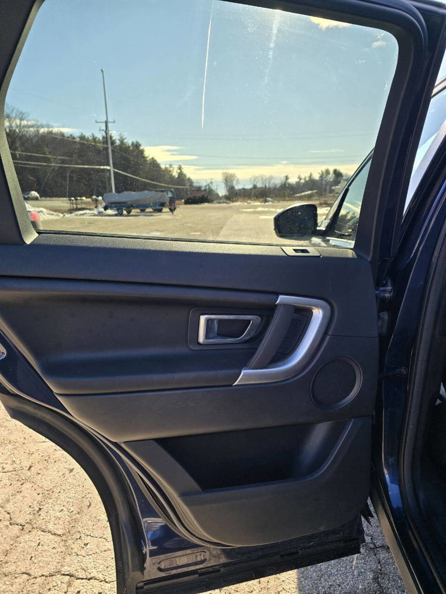 Used 2017 Land Rover Discovery Sport SE image 16