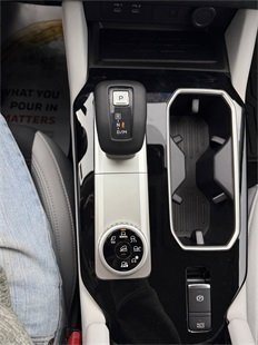 New 2025 Mitsubishi Outlander SE image 21