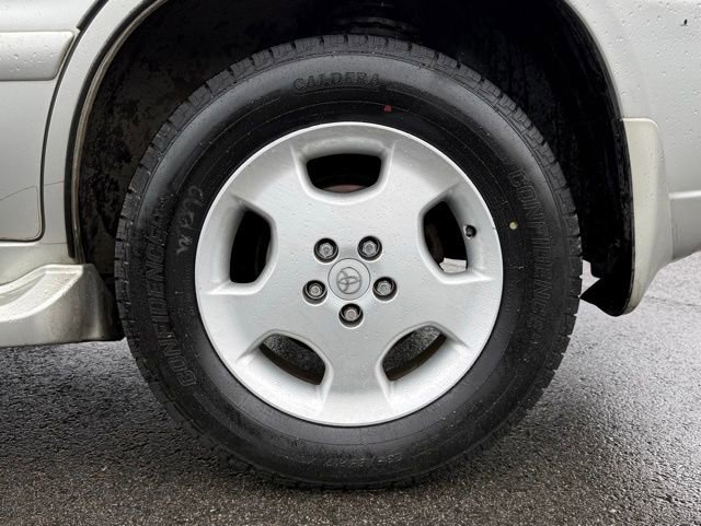 Used 2005 Toyota Highlander 4WD V6 w/ 3rd Row image 8