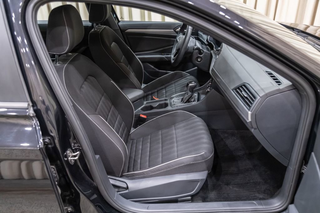 Used 2024 Volkswagen Jetta Sport image 10