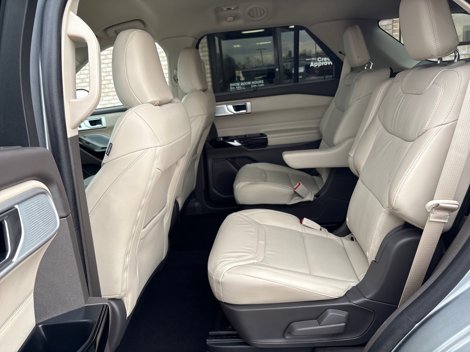 Used 2024 Ford Explorer Platinum w/ Technology Package image 4