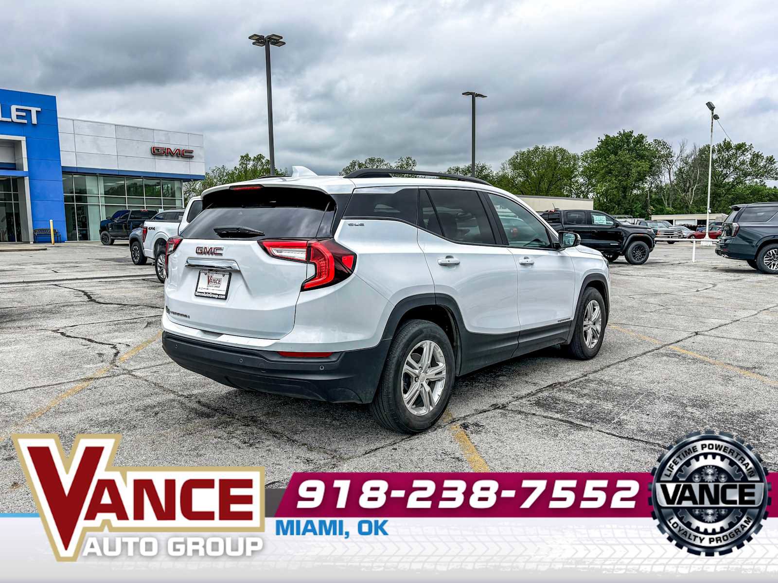 Used 2024 GMC Terrain SLE w/ Driver Convenience Package FWD image 7