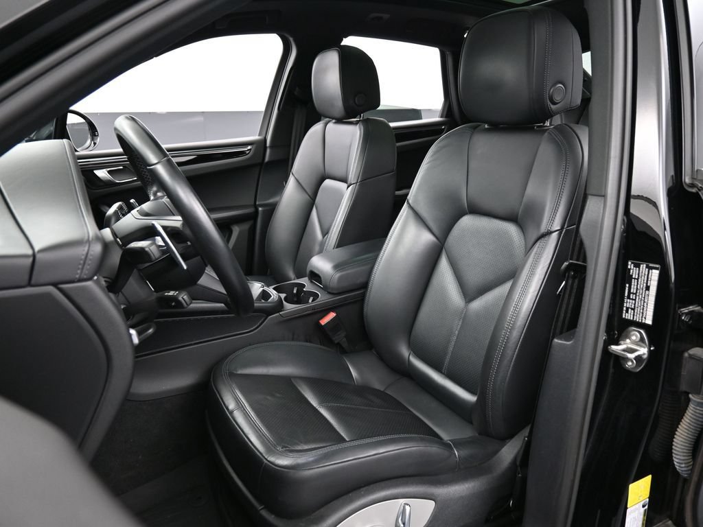 Certified 2023 Porsche Macan Turbo AWD/4WD image 5