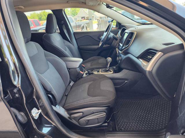 Used 2016 Jeep Cherokee Latitude w/ Cold Weather Group AWD/4WD image 18