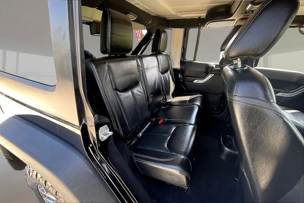 Used 2015 Jeep Wrangler Unlimited Rubicon w/ Connectivity Group AWD/4WD image 22