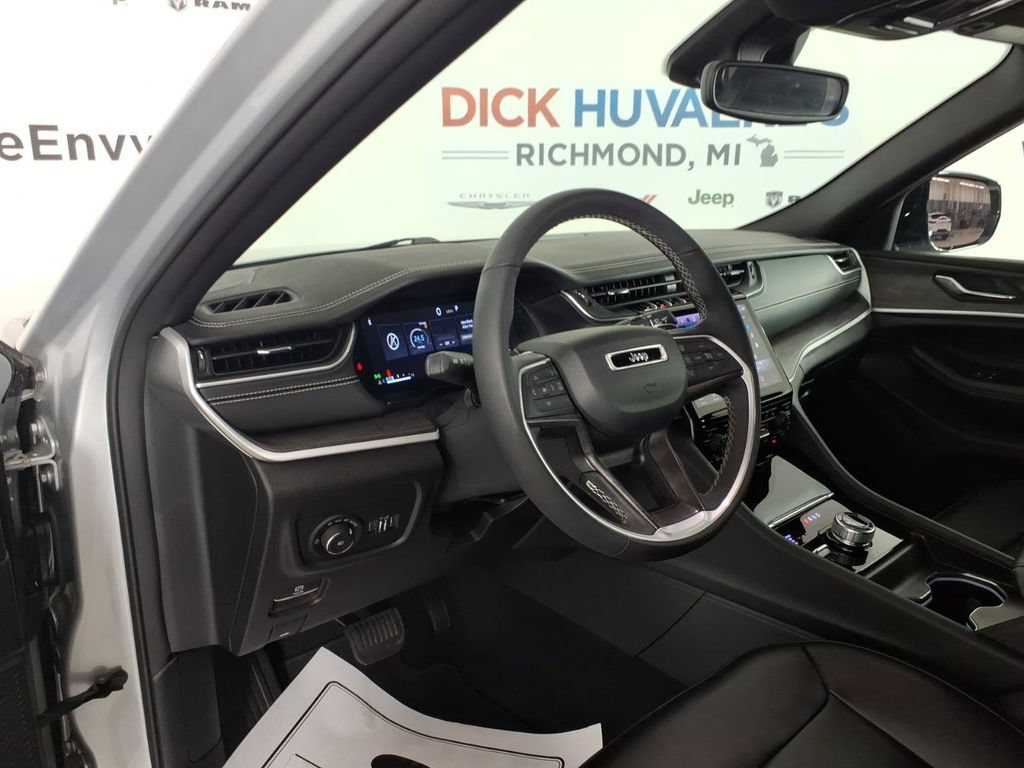 Used 2024 Jeep Grand Cherokee L Limited w/ Black Appearance Package AWD/4WD image 13