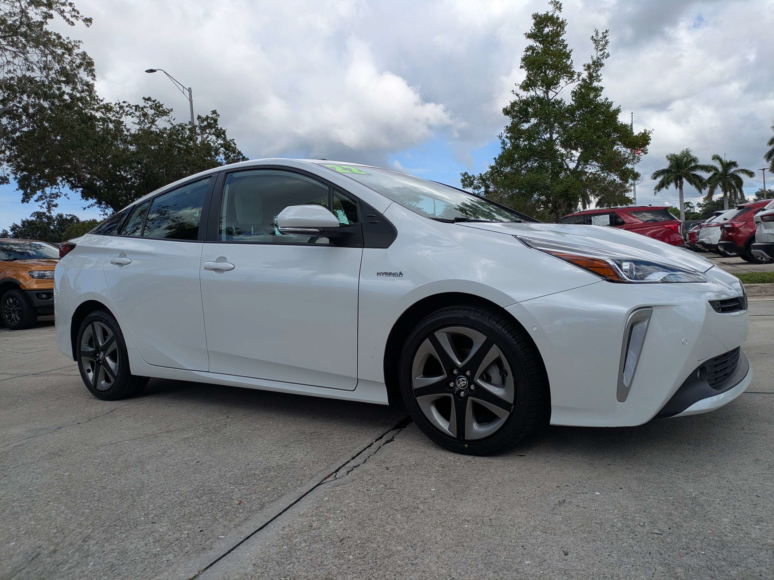 Used 2022 Toyota Prius Limited FWD image 2
