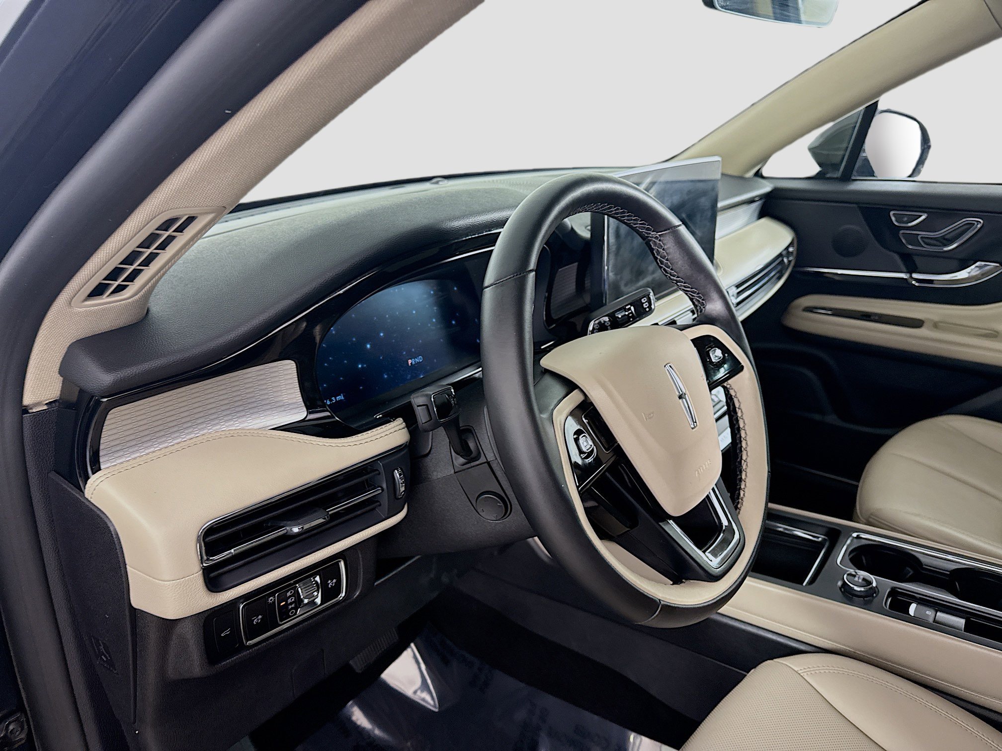 Used 2025 Lincoln Corsair FWD w/ Equipment Group 101A image 23