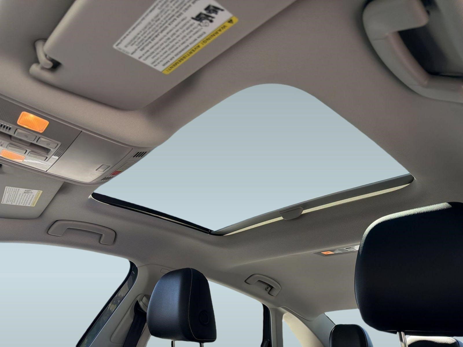 Used 2025 Volkswagen Jetta SE w/ Sunroof Package FWD image 25