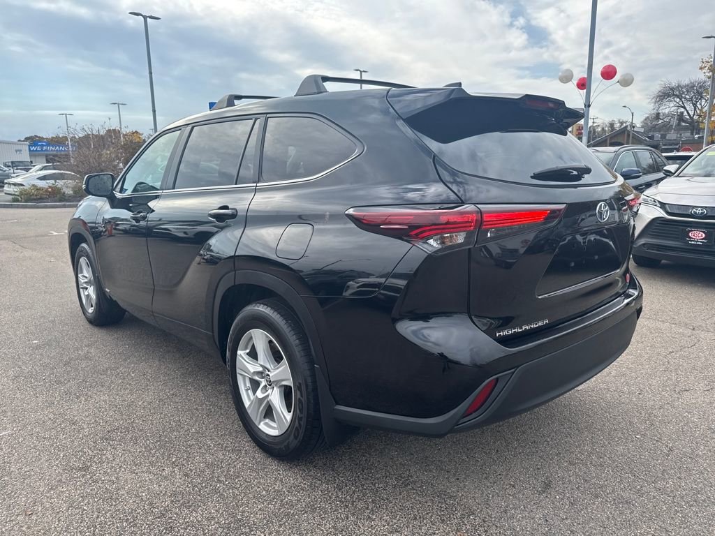 Used 2024 Toyota Highlander LE image 5