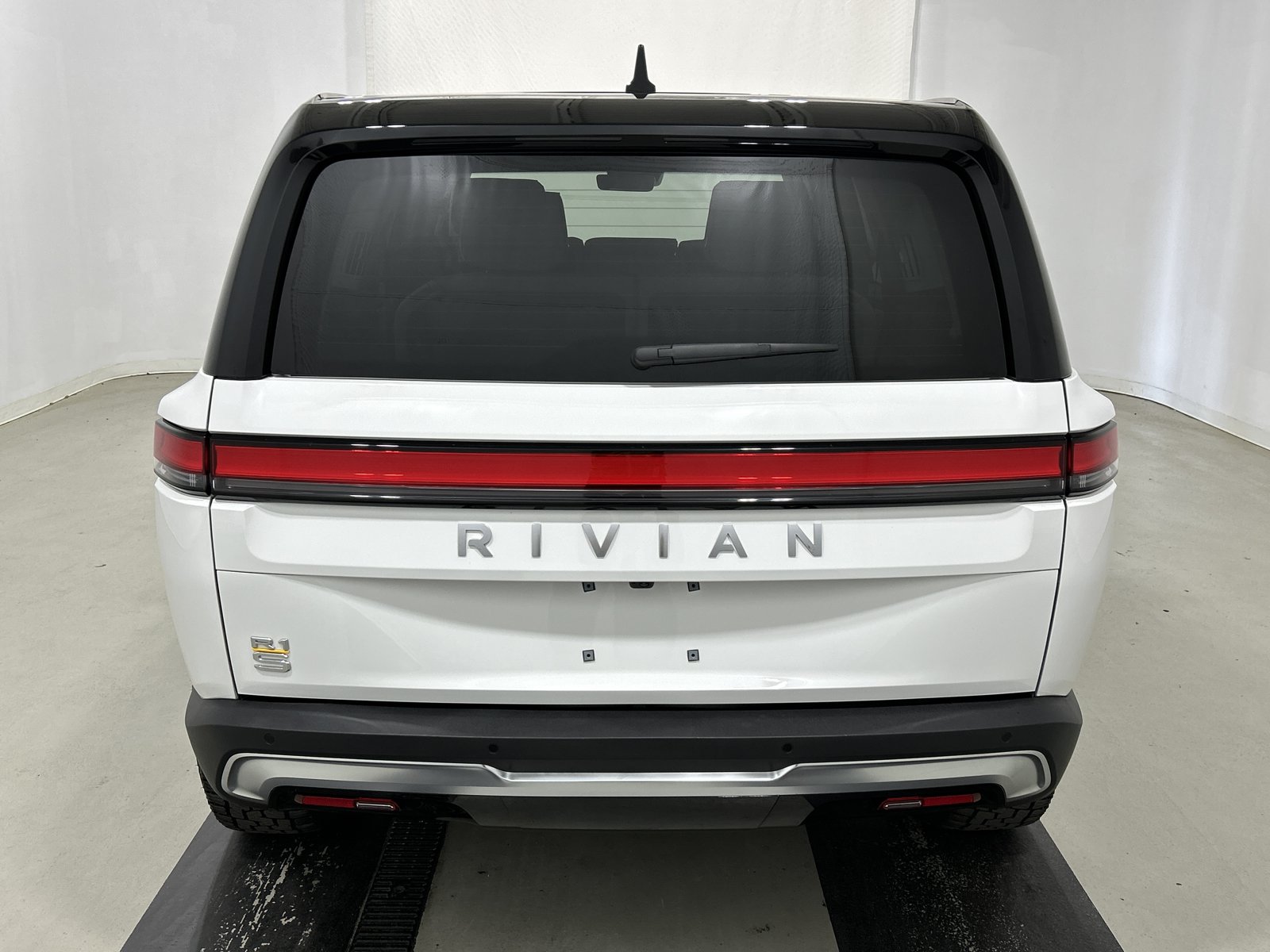 Used 2023 Rivian R1S Adventure AWD/4WD image 4
