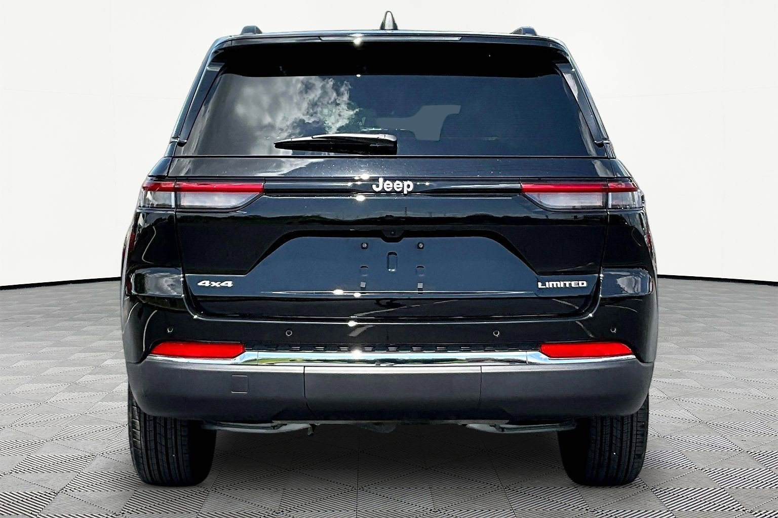 Used 2025 Jeep Grand Cherokee Limited AWD/4WD image 5