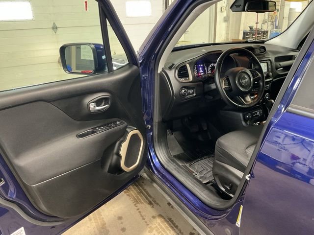 Used 2017 Jeep Renegade Latitude w/ Popular Equipment Group image 9