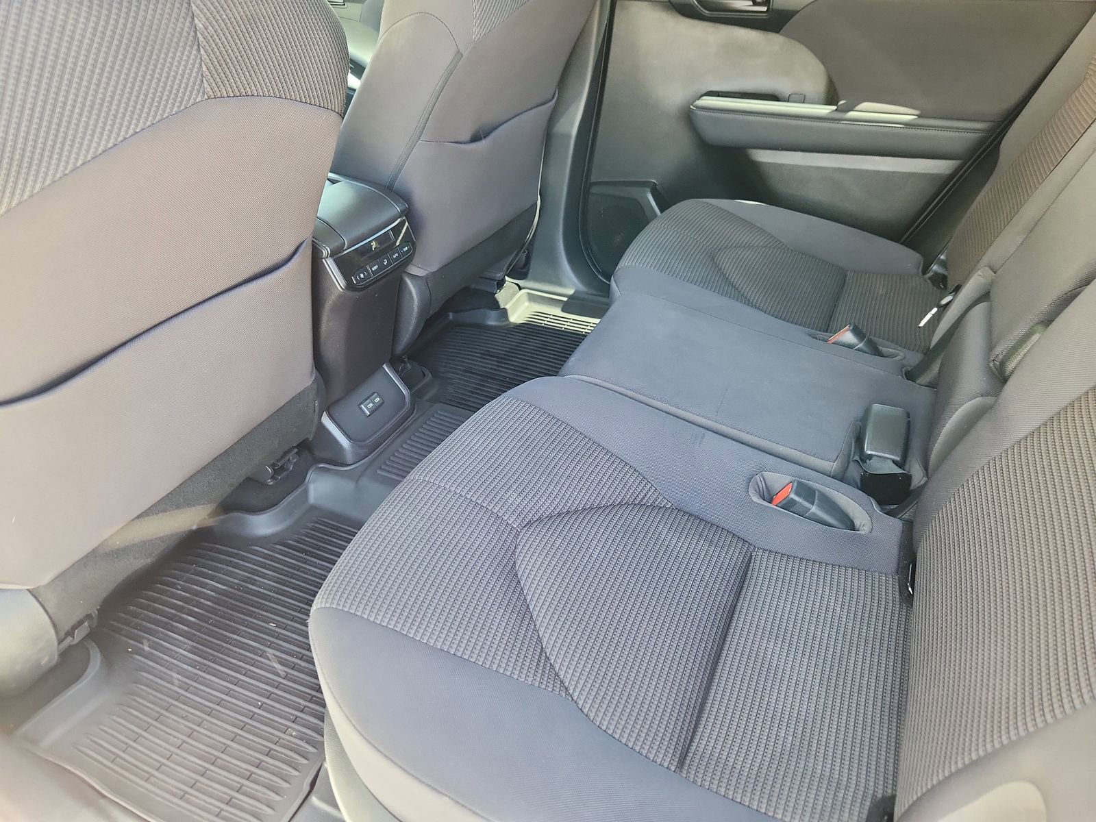 Used 2022 Toyota Highlander L AWD/4WD image 11