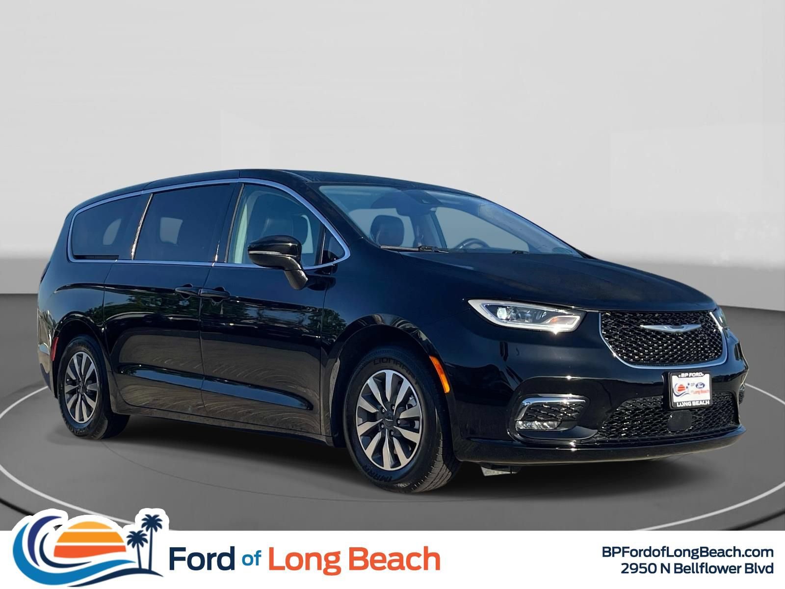Used 2024 Chrysler Pacifica Limited FWD image 1