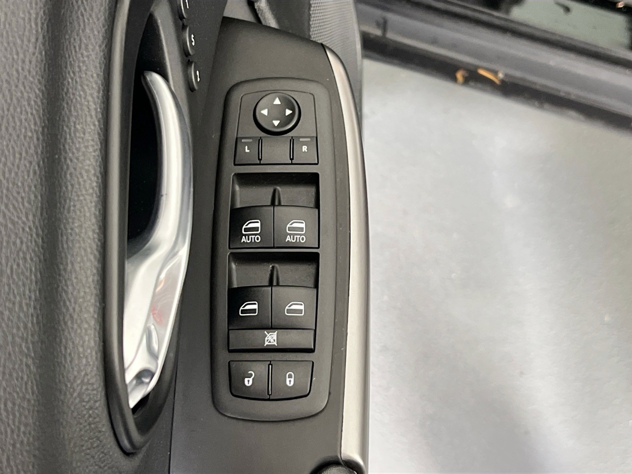 Used 2022 Jeep Cherokee Limited image 17