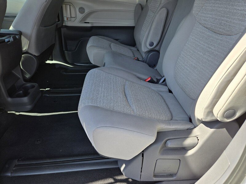 Used 2021 Toyota Sienna LE FWD image 12