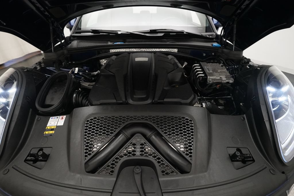 Certified 2022 Porsche Macan GTS w/ Premium Package Plus AWD/4WD image 9