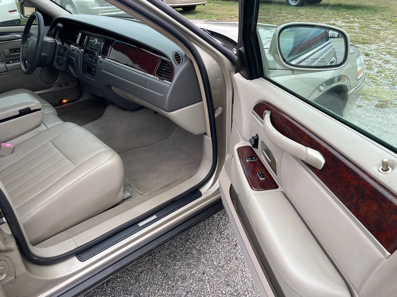 Used 2007 Lincoln Town Car Signature RWD image 9