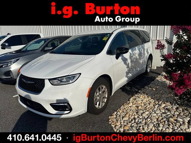 Used 2025 Chrysler Pacifica Select
