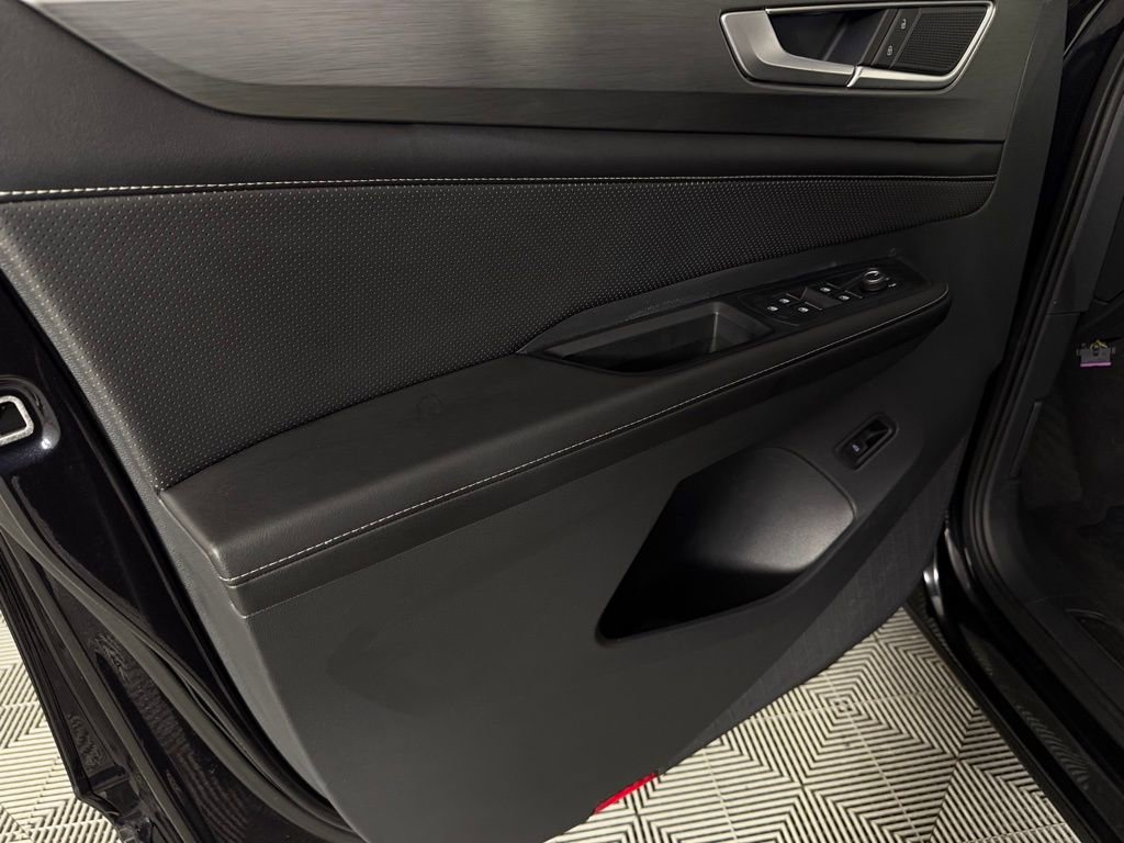 Used 2025 Volkswagen Atlas Cross Sport SE AWD/4WD image 25