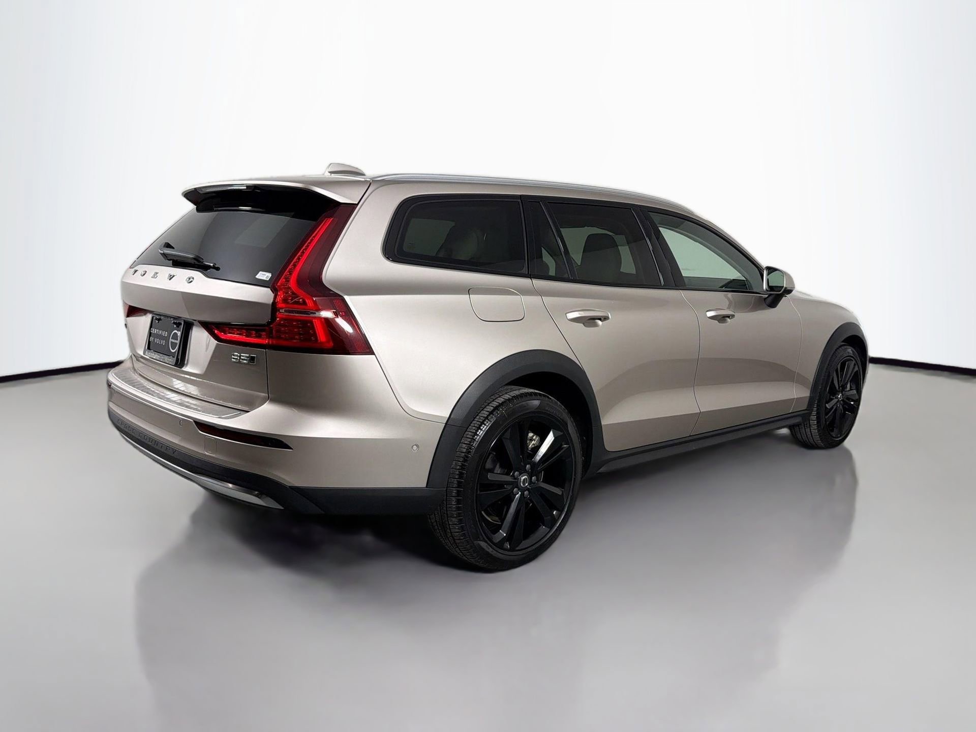 Used 2023 Volvo V60 B5 Cross Country Plus w/ Protection Package Premier image 6