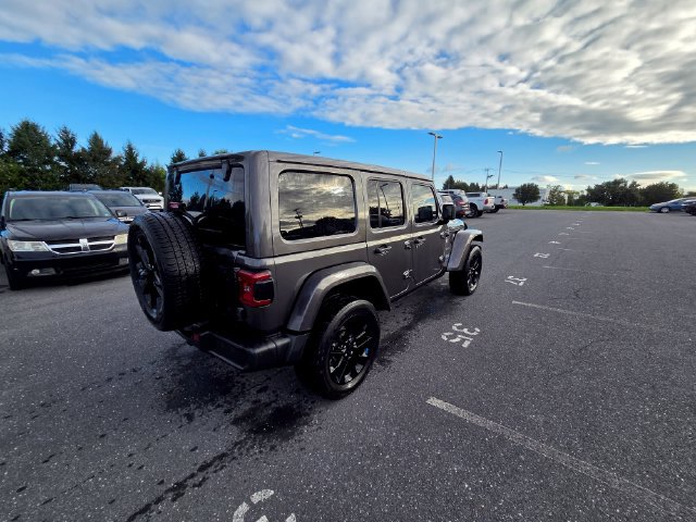 Used 2022 Jeep Wrangler Unlimited Sahara w/ Cold Weather Group AWD/4WD image 17