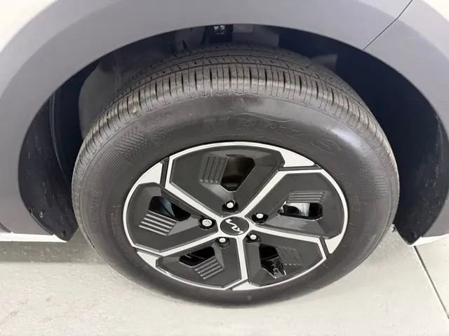 Used 2025 Kia Niro EX image 4