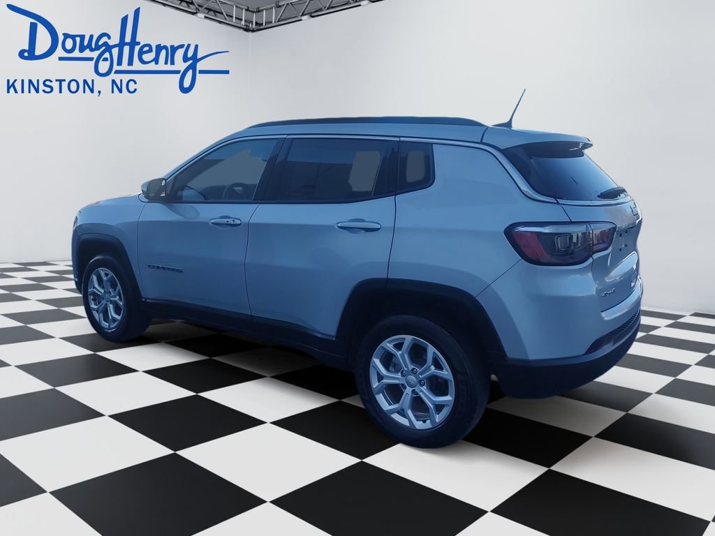 Used 2024 Jeep Compass Latitude image 3