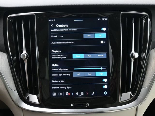 Used 2024 Volvo V60 B5 Cross Country Plus image 18