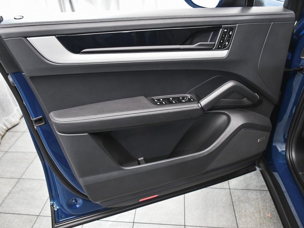 Used 2024 Porsche Cayenne S image 9
