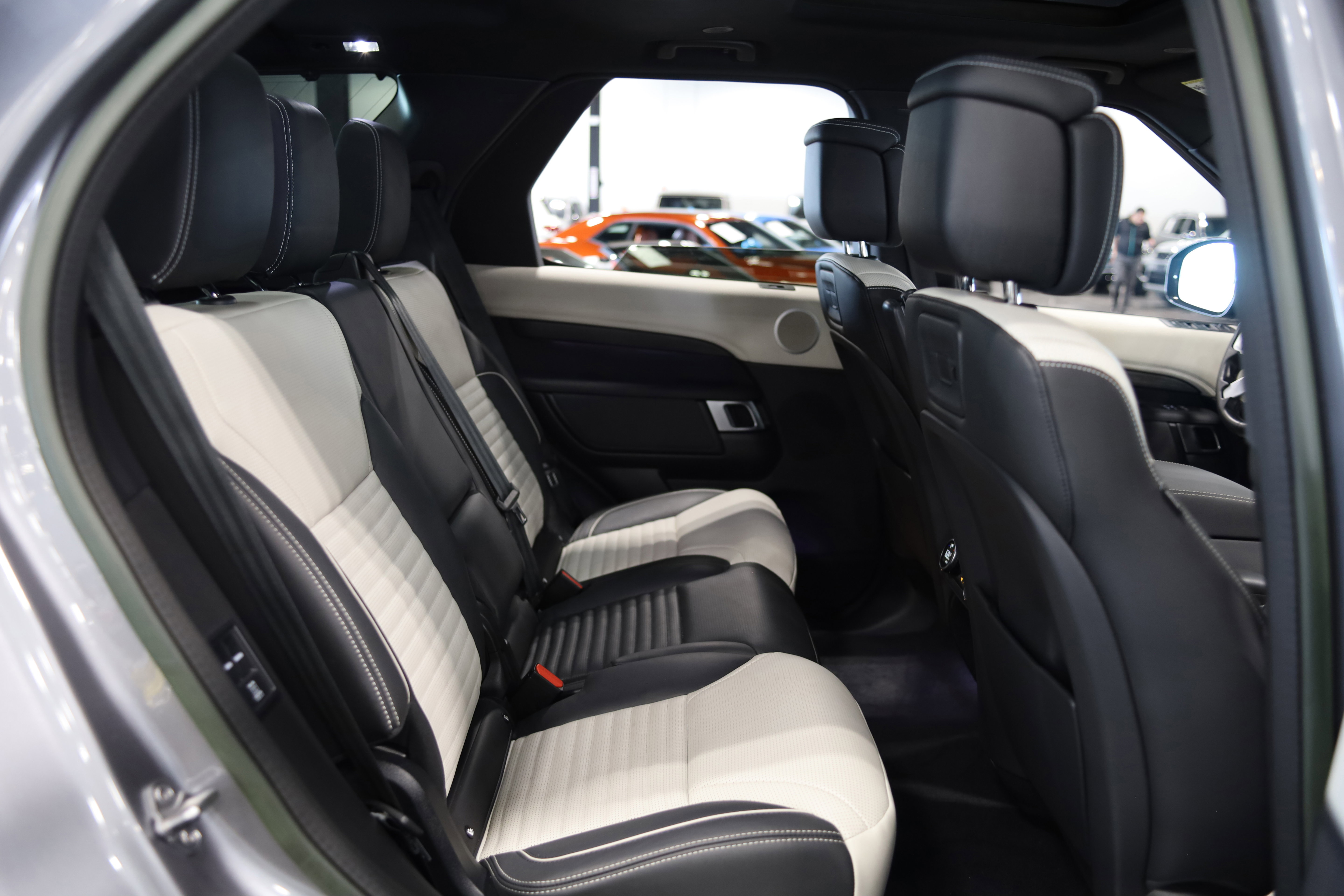 Used 2023 Land Rover Discovery S R-Dynamic AWD/4WD image 41