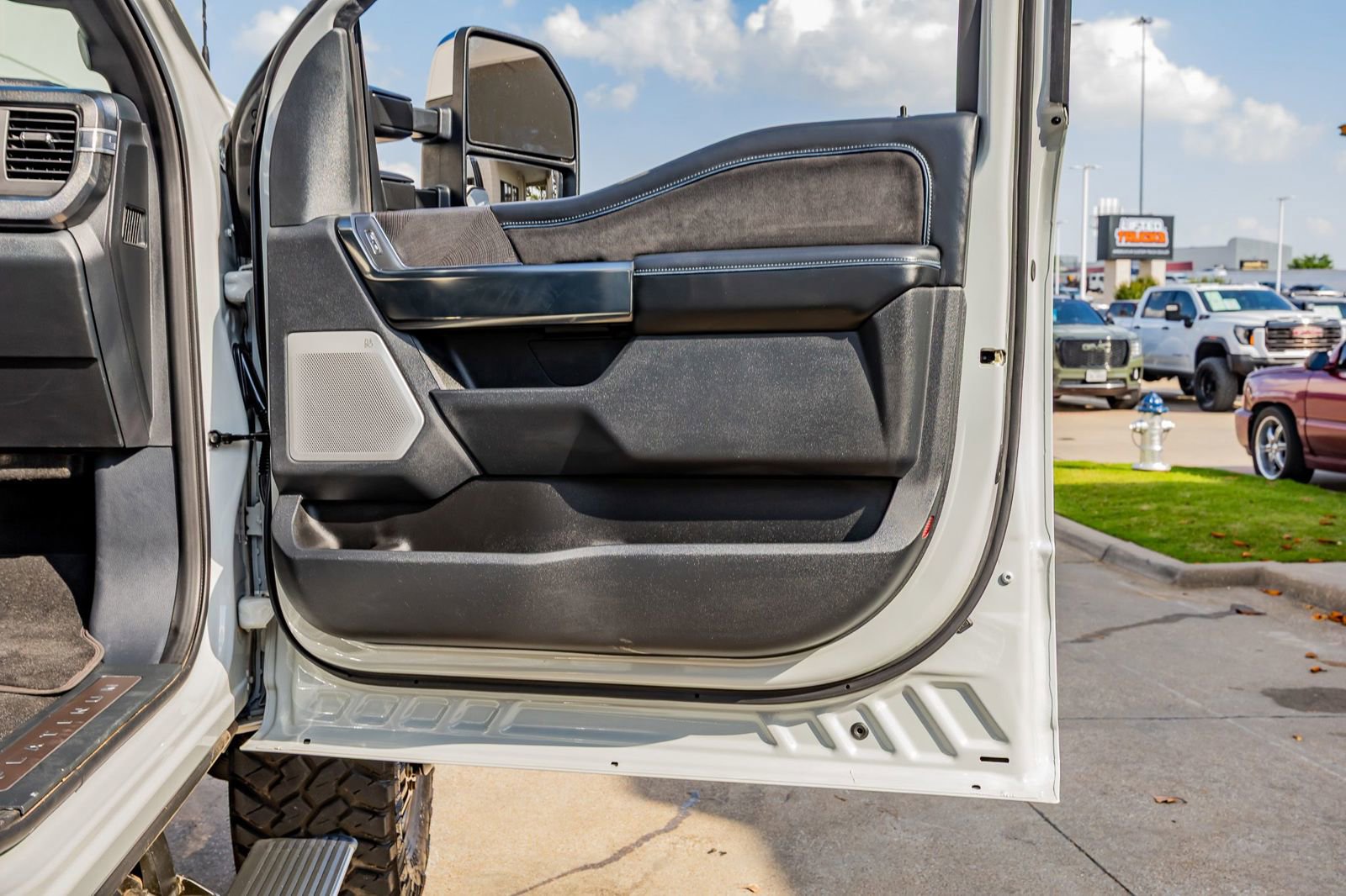Used 2025 Ford F450 Platinum w/ FX4 Off-Road Package AWD/4WD image 37