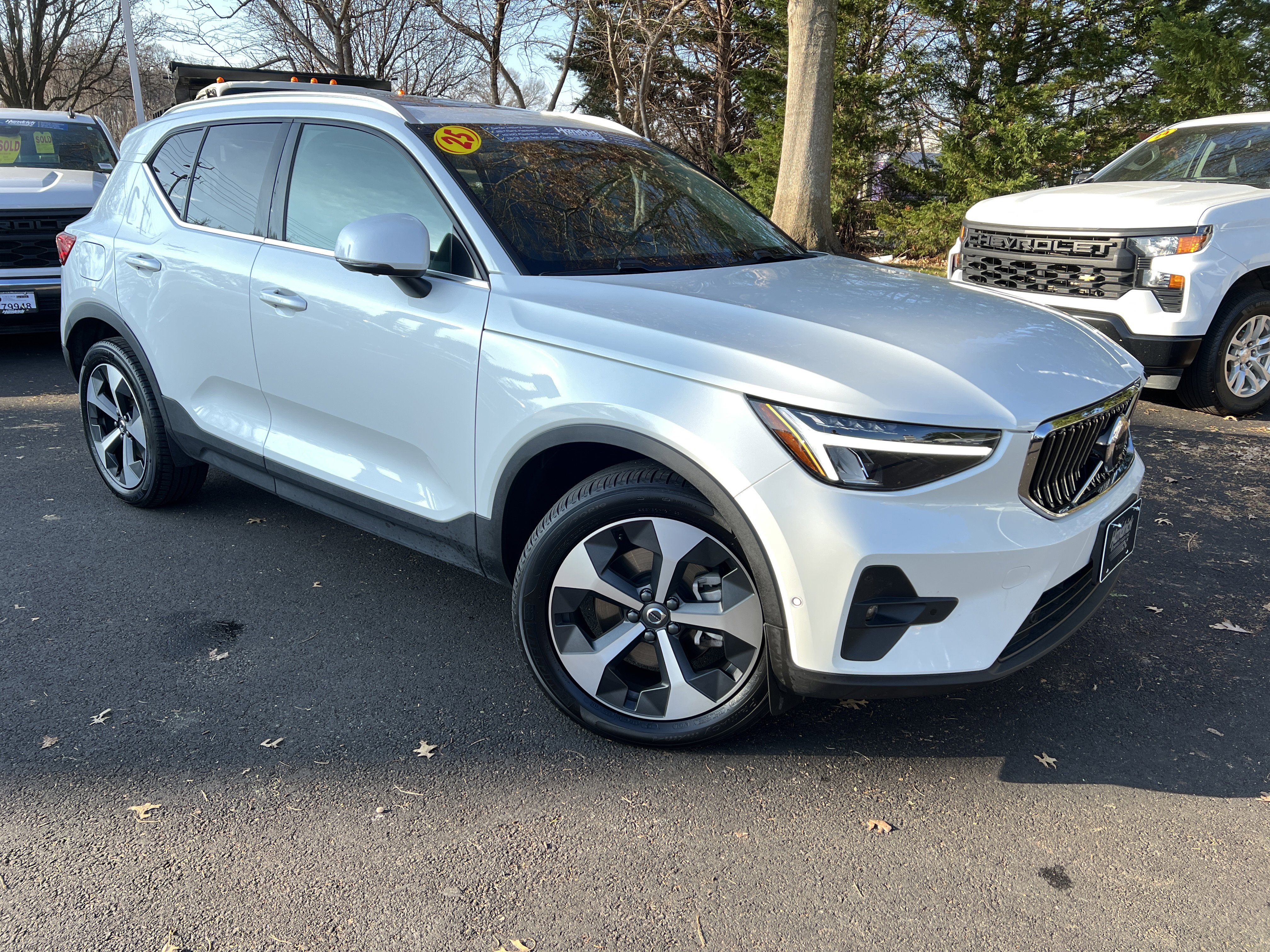 Used 2025 Volvo XC40 B5 Plus image 2