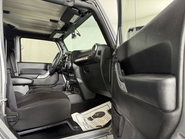 Used 2015 Jeep Wrangler Unlimited Sahara w/ Connectivity Group image 15