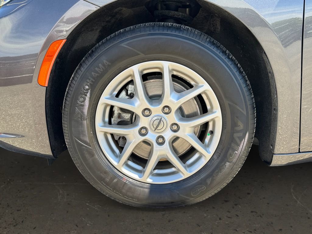 Used 2023 Chrysler Pacifica Touring-L FWD image 10