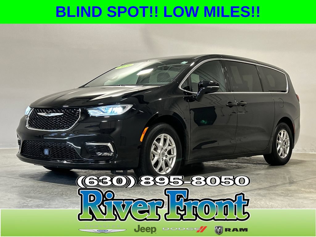 Used 2025 Chrysler Pacifica Select