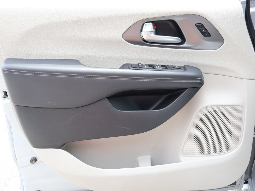 Used 2024 Chrysler Pacifica Touring-L FWD image 19