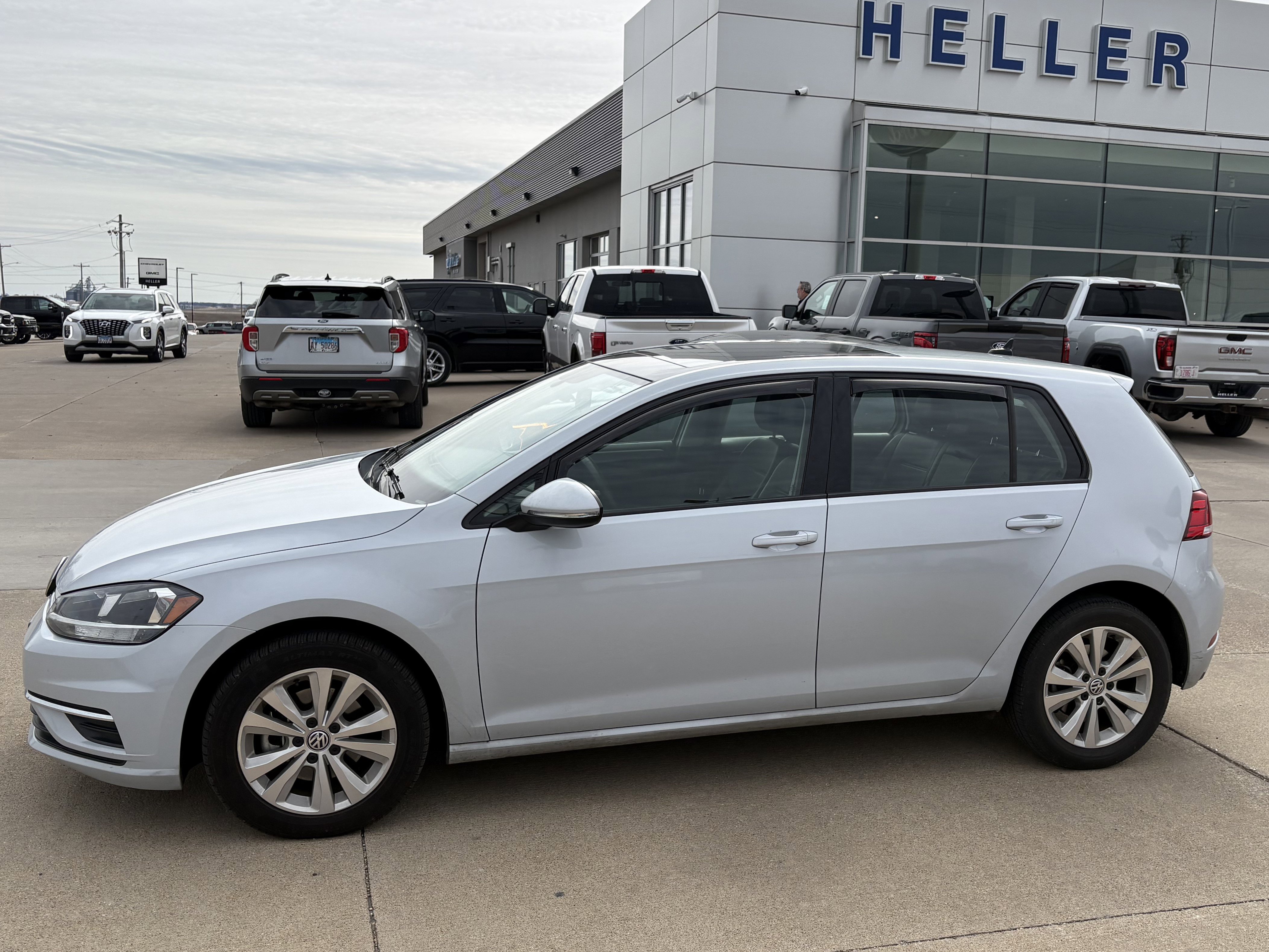 Used 2021 Volkswagen Golf 4-Door image 3