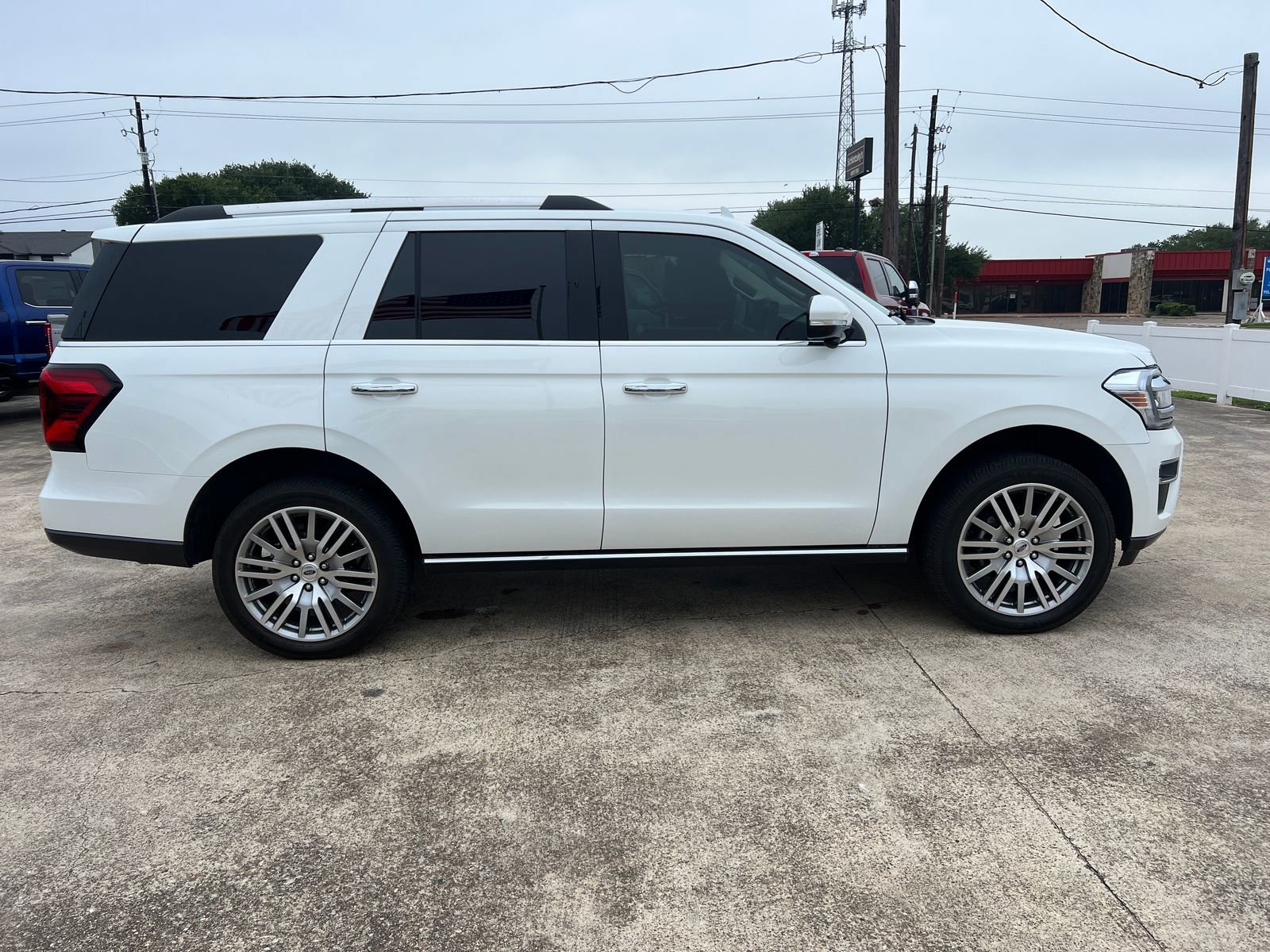 Used 2023 Ford Expedition Limited AWD/4WD image 2