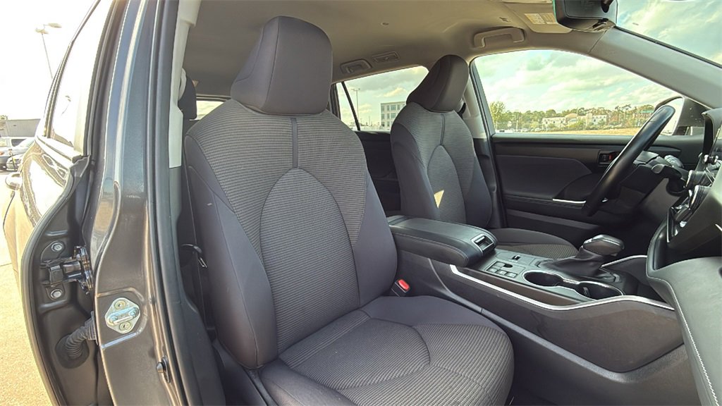 Used 2023 Toyota Highlander LE image 36