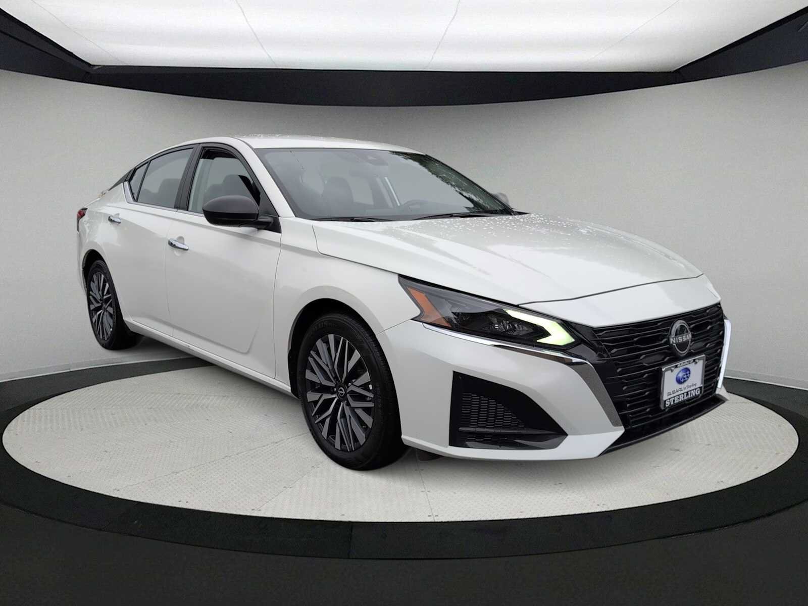 Used 2025 Nissan Altima 2.5 SV FWD image 2