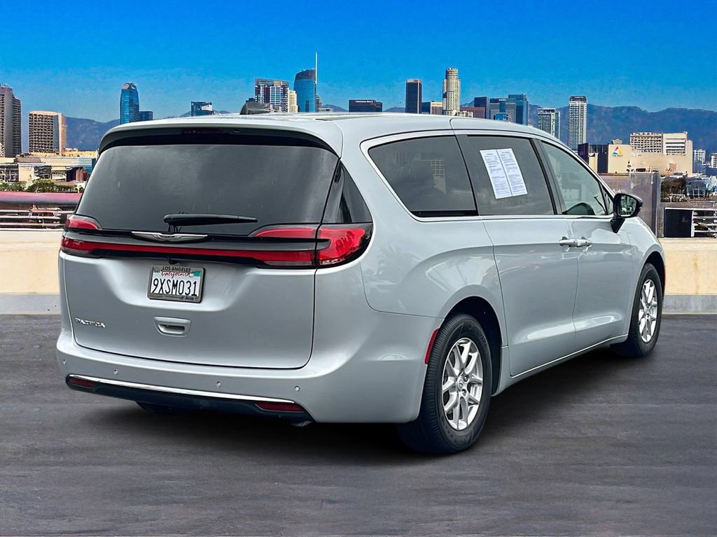 Used 2026 Chrysler Pacifica Select FWD image 4