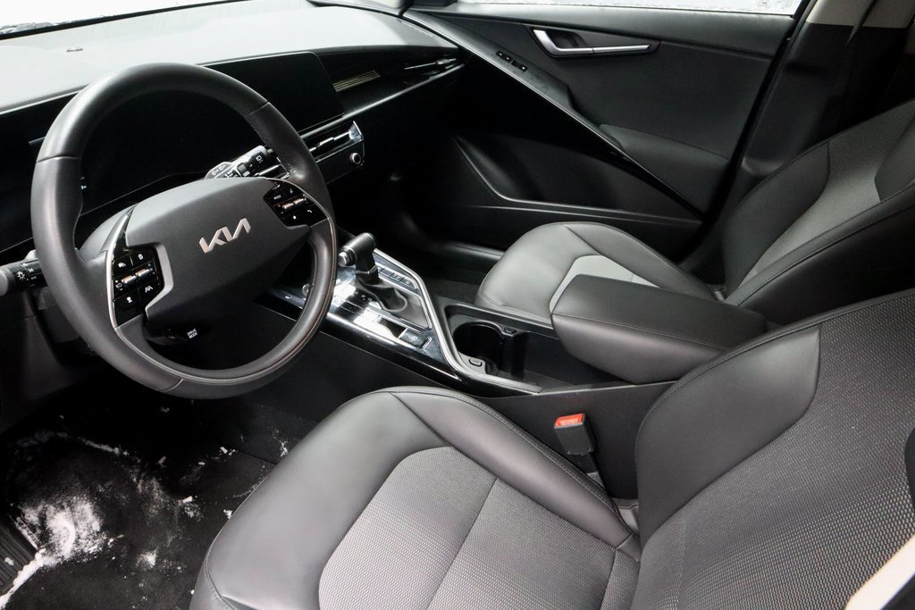 Used 2023 Kia Niro EX image 24