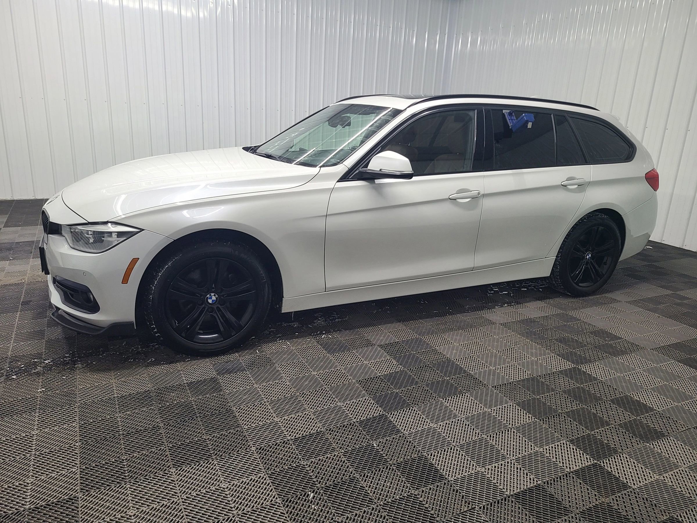 Used 2017 BMW 330i xDrive Wagon image 9